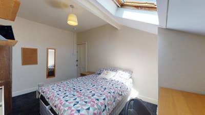 3 Bed House Share - 3/3 Available Enquire Now ! Main Photo