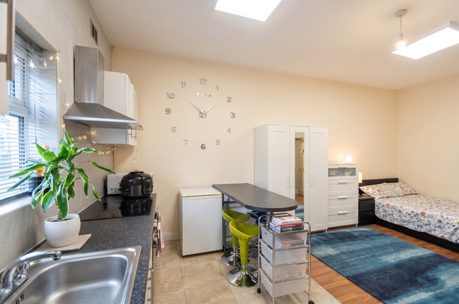 “Inclusive electric and water bills” Studio in N19 Main Photo