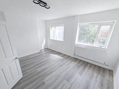 Spacious 3-Bedroom Property in Hendon Main Photo