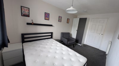Double bedroom in Leith  Main Photo