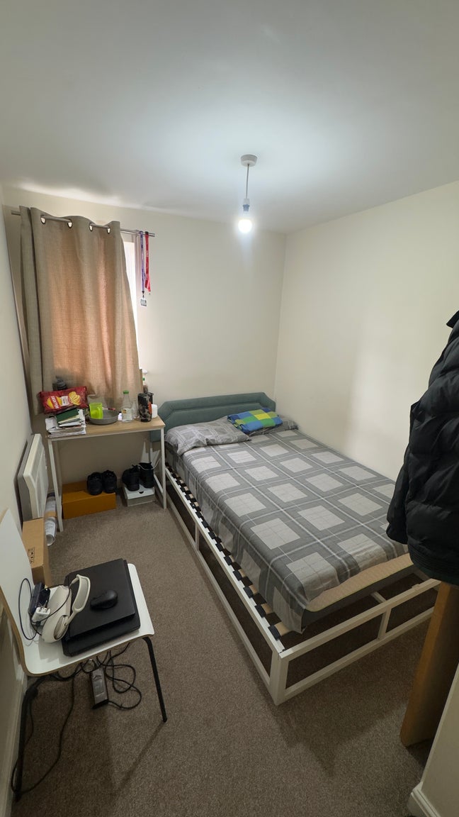 A room to let in a 2 bedroom apartment  Main Photo