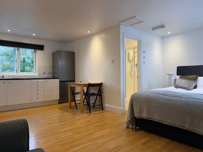 Fantastic Newly Refurbished Loft Studio in Slough Main Photo