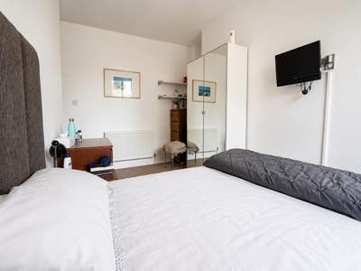 Spacious Room to Let in Flat Share in Shadwell E1 Main Photo