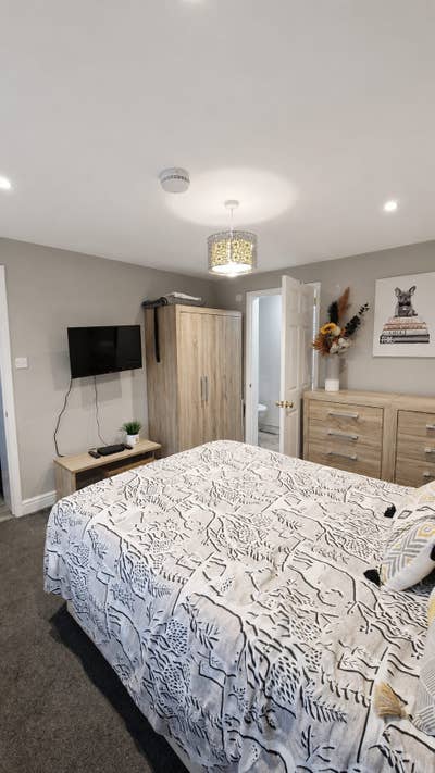 Large Double Room with Private En-Suite Main Photo