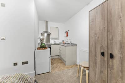 Eastbourne Station Studio | &pound;1,000 Bills Inc Main Photo