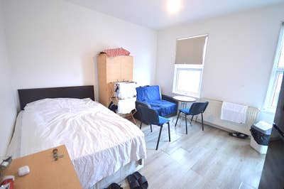 Double En-suite Room Available now Main Photo