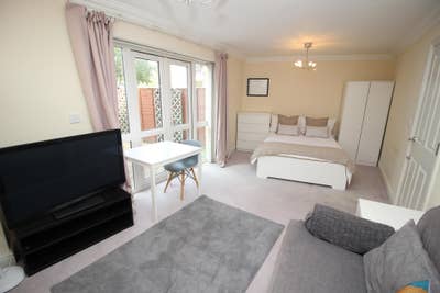 * Large Double Room with Garden * Parking Main Photo