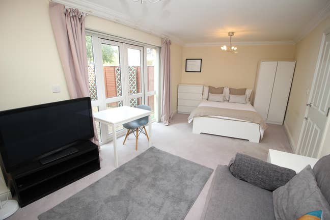 * Large Double Room with Garden * Parking Main Photo