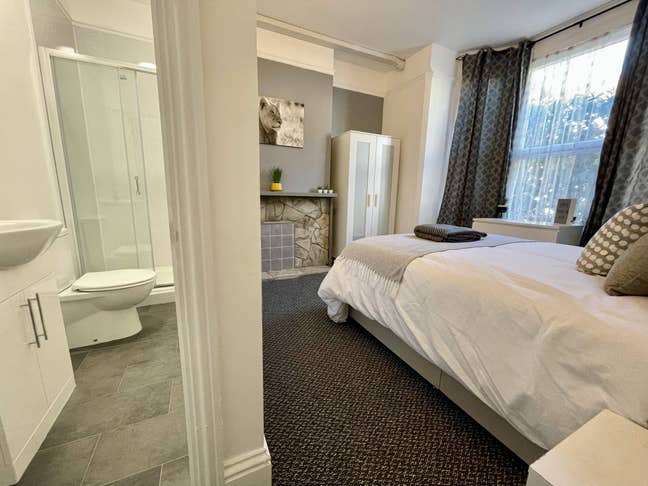 3️⃣ Ensuite Rooms Available (35Dr)  Main Photo