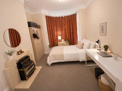 Lawrence St | Large Room |10min To City Centre Main Photo
