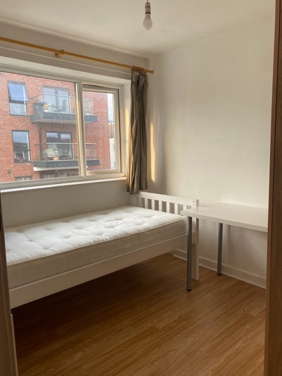 Bright Single Room 5 mins to Surbiton Stn Main Photo