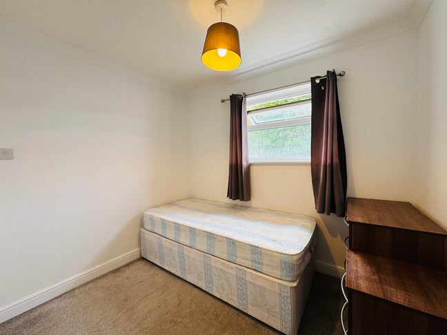 Good Size Single bedroom! (FastWay 10 bus route) Main Photo