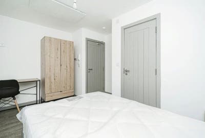 *Live Comfortably: 1-Bed Flatshare in Prime Locati Main Photo
