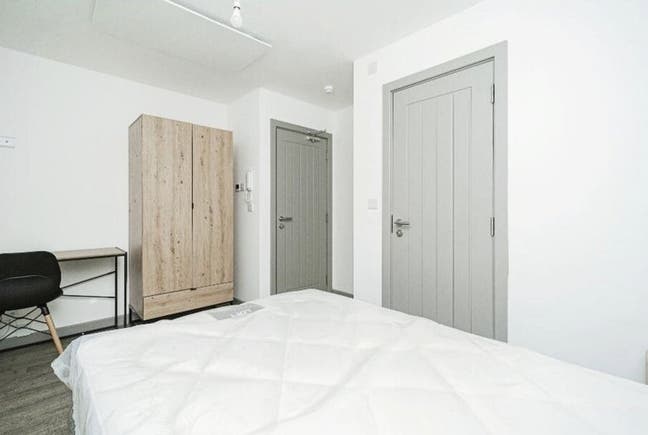 *Live Comfortably: 1-Bed Flatshare in Prime Locati Main Photo