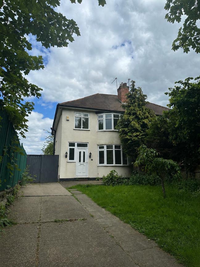 3 Bedroom Family Home | Garden & Driveway Main Photo