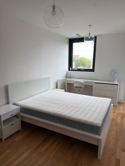 Spacious King Room with Balcony – E&C Main Photo