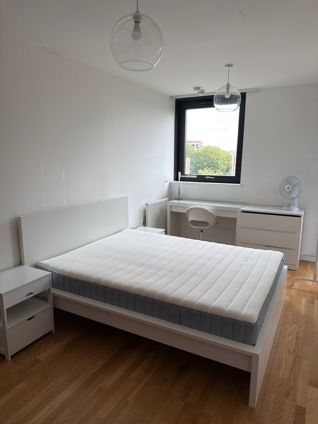 Spacious King Room with Balcony – E&C Main Photo