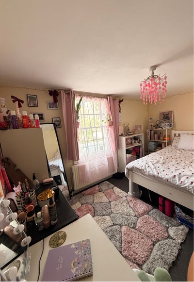 Double room near tube station  Main Photo