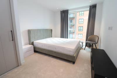 Premium ensuite double room by Elizabeth Line!   Main Photo