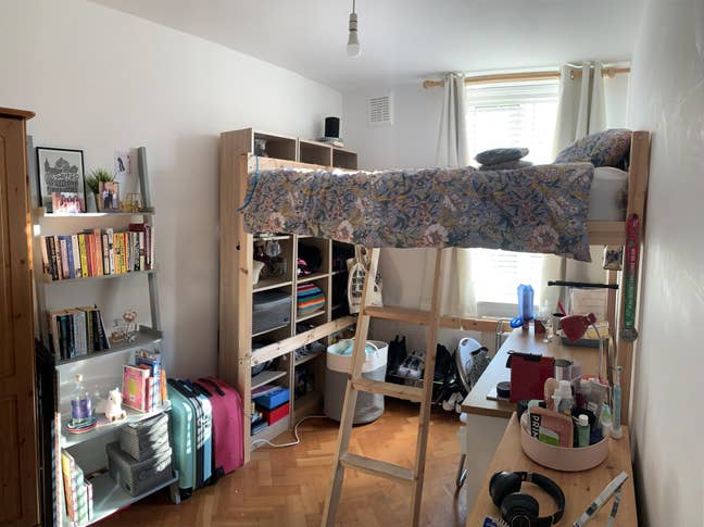 Double room in friendly Wimbledon flat Main Photo