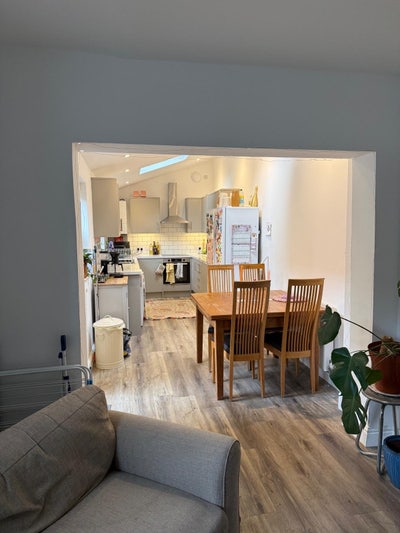 Huge Room Available in Walworth! Main Photo