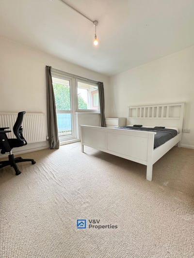 Euston.. Big Size Room Available + Living Room Main Photo