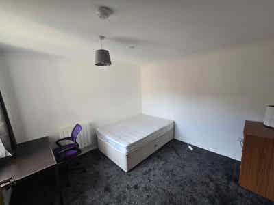 Double room in NG7, 5 minute bus to centre! Main Photo
