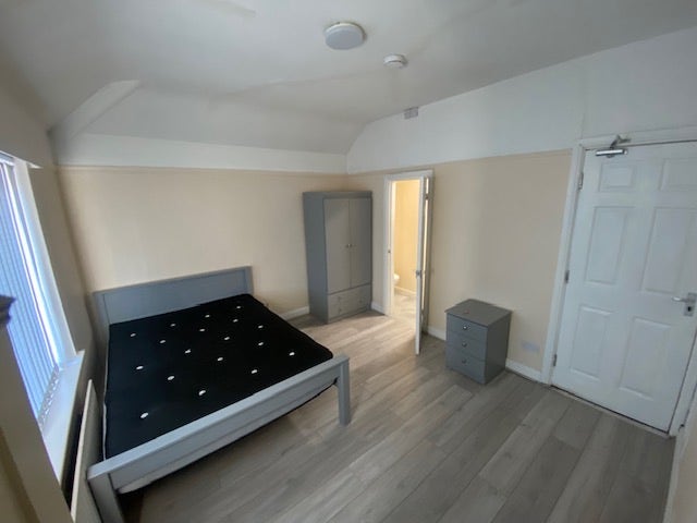 First Month Half Price Offer on Large Ensuite Room Main Photo