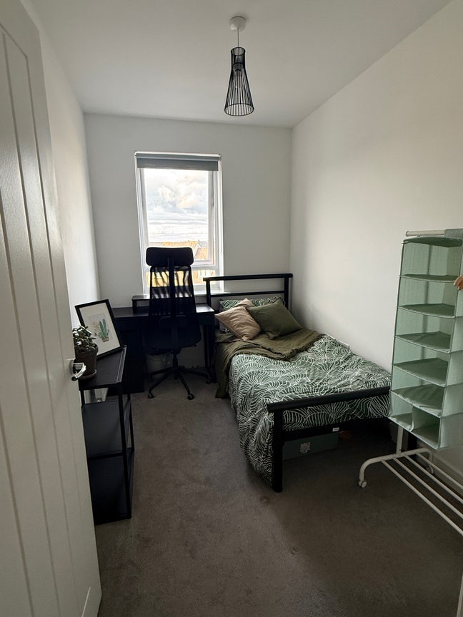 Bright furnished room | Bills inc | Parking  Main Photo