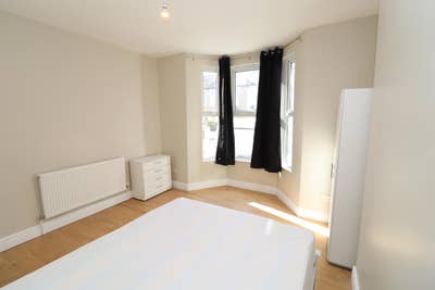 🔥 2 Rooms Available in a Modern House - Garden🔥  Main Photo