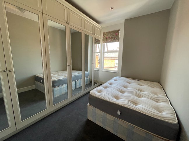 Bright Room+Great Storage – 6 Min Walk to Jubilee Main Photo