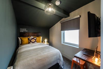 En-Suite Room 🛁 in All-Female House Share 👩 Main Photo