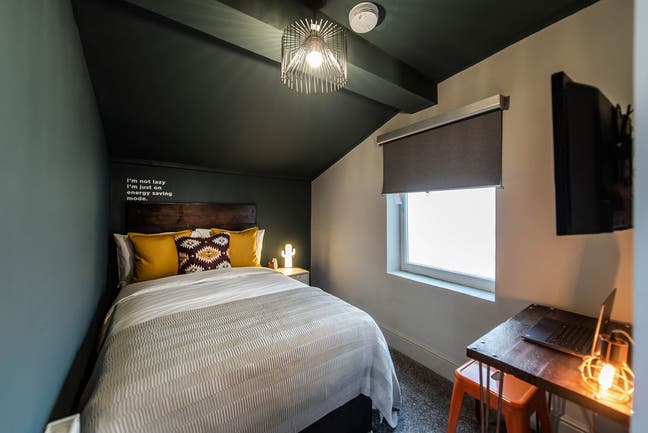 En-Suite Room 🛁 in All-Female House Share 👩 Main Photo