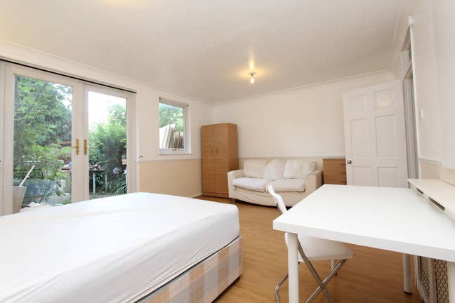 🔥4 Rooms Available– Walk to Stratford & Westfield Main Photo