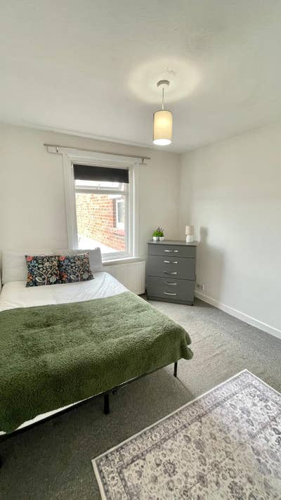 Dbl room in a lovely shared house near buses&shops Main Photo