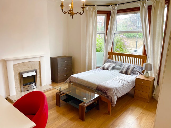 Large clean double in quiet professional house  Main Photo