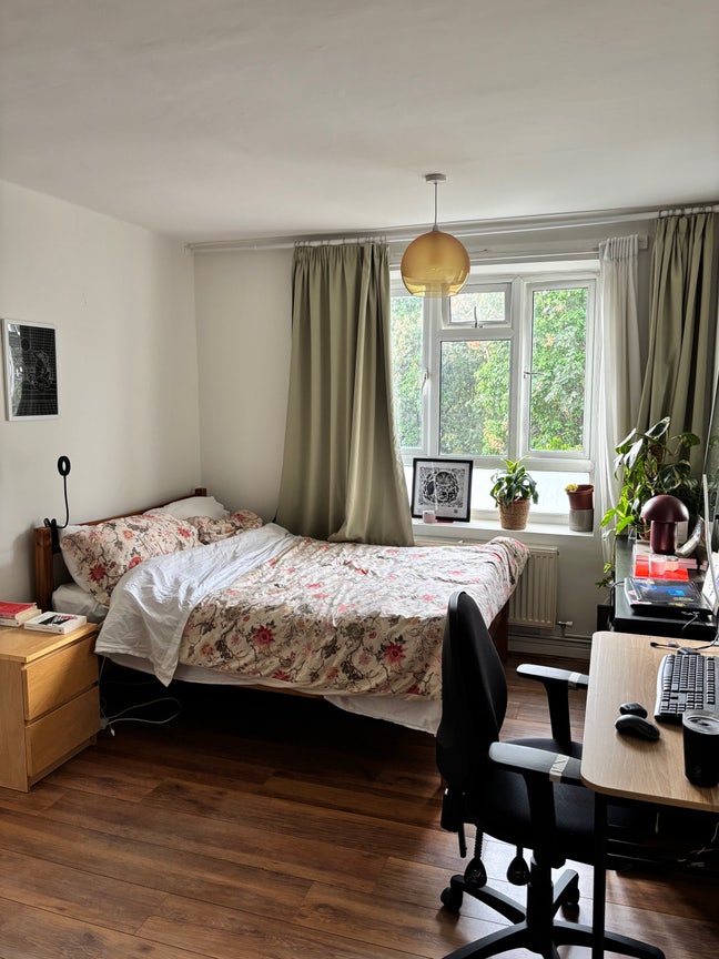 Spacious Double bedroom in 2-bed (Bills incl.) Main Photo