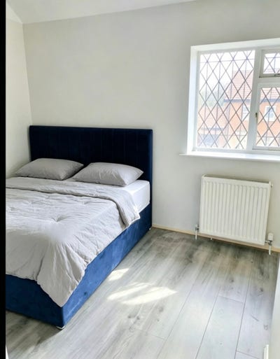 Double Bedroom in clean tidy professional house Main Photo