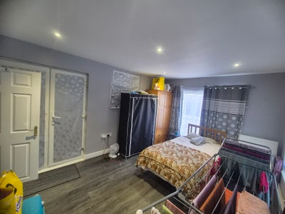 King-size room to let with ensuite bathroom / gard Main Photo