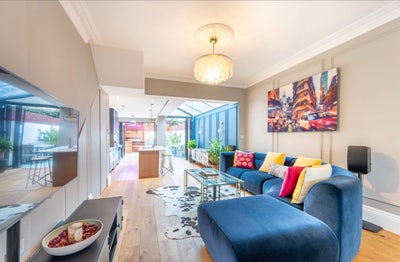 Exclusive use top floor - stunning house share Main Photo