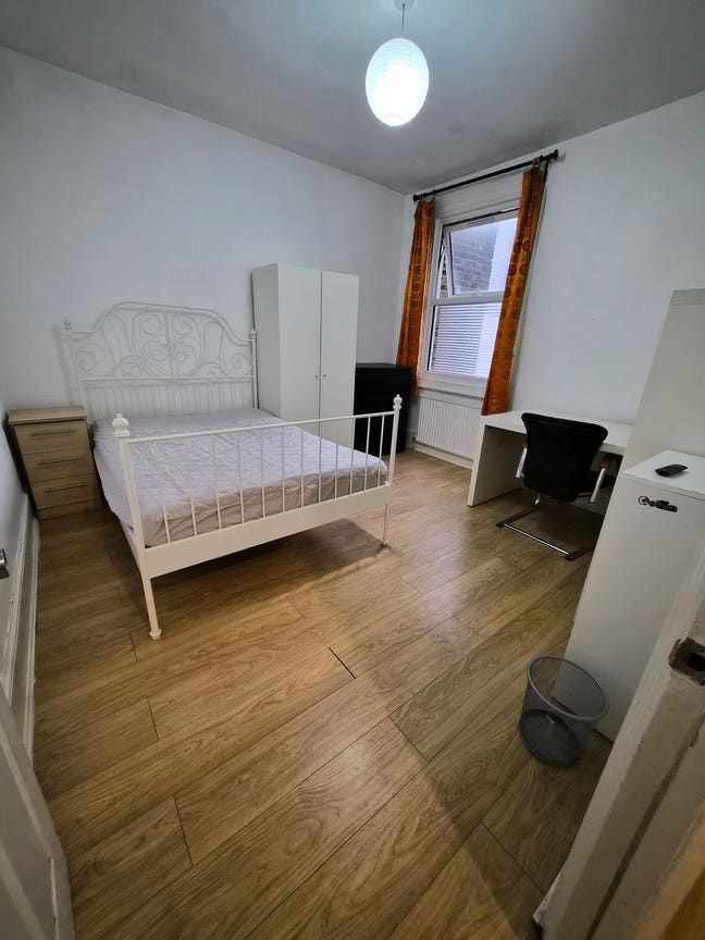 Double & single room opposite park  Main Photo