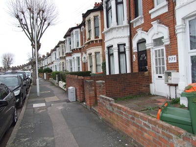Ilford, E12, Double Room Available in 4 Bed House  Main Photo