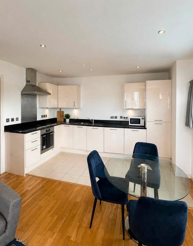 Spacious Room in a Modern Tower Block Main Photo