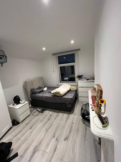 En-suite Room Available for Short-Term Stay  Main Photo