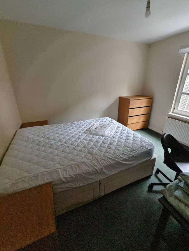 Ground Floor Room with Garden View & Parking Main Photo
