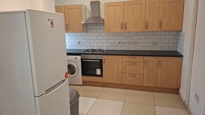 Room sharing and double room available in ilford  Main Photo