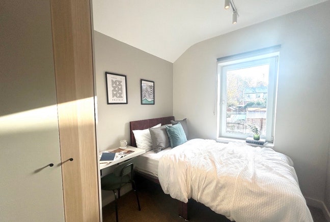 Turn the Page for Your Next Chapter at Rhouse 📚🛌 Main Photo