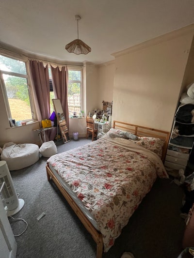 Spacious Female-Only Double Room | 15 Mins Walk to Main Photo