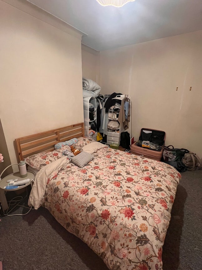 Spacious Female-Only Double Room | 15 Mins Walk to Main Photo
