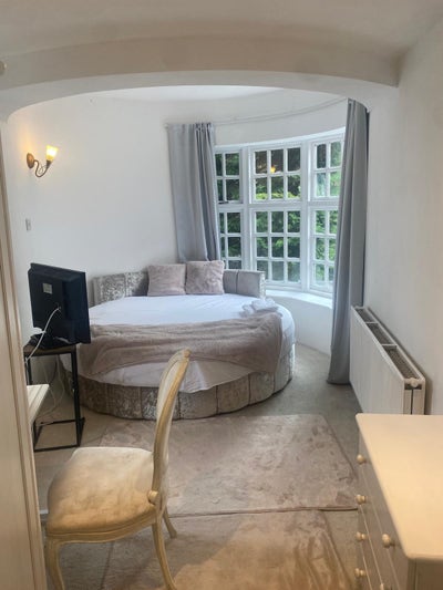 Fully furnished double room Godalming available Main Photo